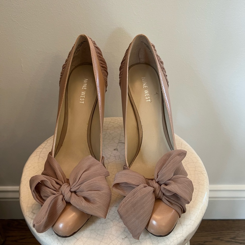 Nine West Tan Heels w fabric bow